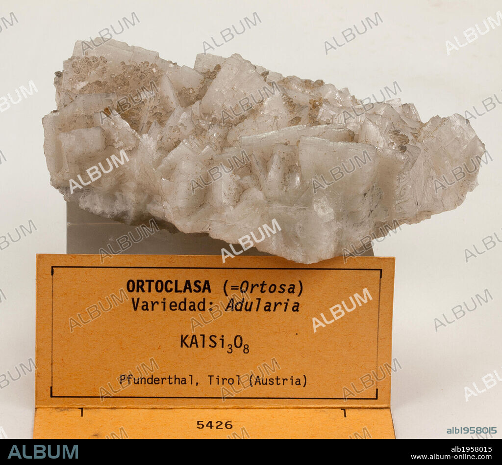 ORTOCLASA o ORTOSA. Mineral de la clase 9 (silicatos). Variedad: ADULARIA.