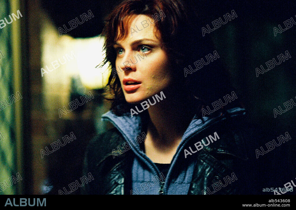 EMILY DESCHANEL en BOOGEYMAN, LA PUERTA DEL MIEDO, 2005 (BOOGEYMAN), dirigida por STEPHEN T. KAY. Copyright GHOST HOUSE PICTURES / GRIFFEN, KIRSTY.