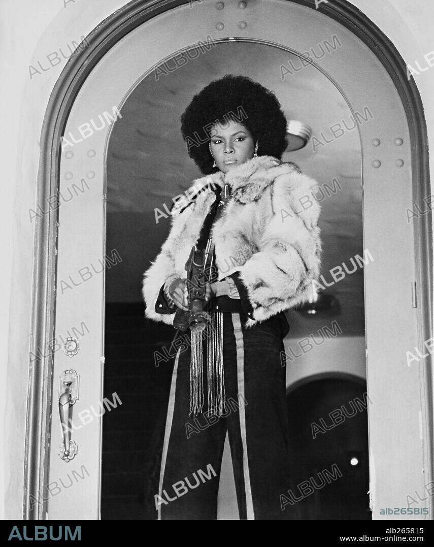 TAMARA DOBSON en CLEÓPATRA JONES, 1973, dirigida por JACK STARRETT. Copyright WARNER BROTHERS.