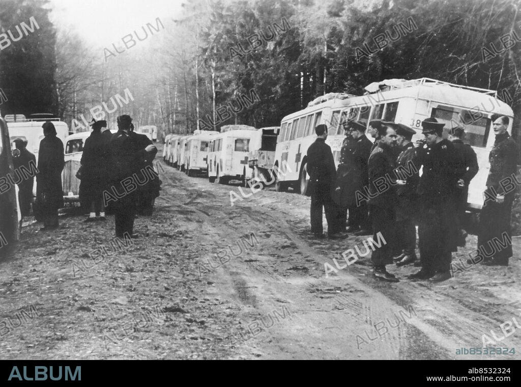 TT-helg-flyktingminne. Röda Korsets idé 150 år (1859-2009) . 1945 Vita bussarna. Mot slutet av andra världskriget, när Tyskland gick mot militärt och politiskt sammanbrott, genomfördes den stora svenska räddningsaktion som blivit känd under namnet ”vita bussarna”. Den tillkom på regeringens uppdrag och genomfördes i Svenska Röda Korsets namn, under ledning av dess vice ordförande Folke Bernadotte.. Under några dramatiska veckor, från mitten av mars till början av maj 1945, räddades drygt 15 000 fångar ur tyska koncentrationsläger. Bland dem fanns nästan 8 000 norrmän och danskar.. Det ursprungliga syftet var att rädda norrmän och danskar men utökades efterhand när man även fick tillstånd att rädda andra nationaliteter.. Utöver skandinaverna befriades medborgare från ett tjugotal länder, främst Frankrike och Polen. Hur många av dem som var judar har aldrig gått att säkert fastställa. Ett av skälen är att Sverige inte registrerade trosbekännelse när fångarna togs emot.