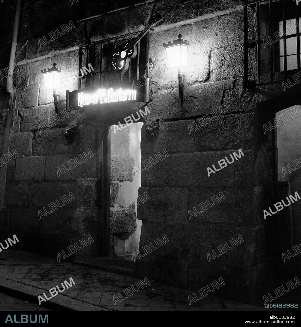 MESON DE LA GUITARRA - FOTOGRAFIA EN BLANCO Y NEGRO - SIGLO XX.