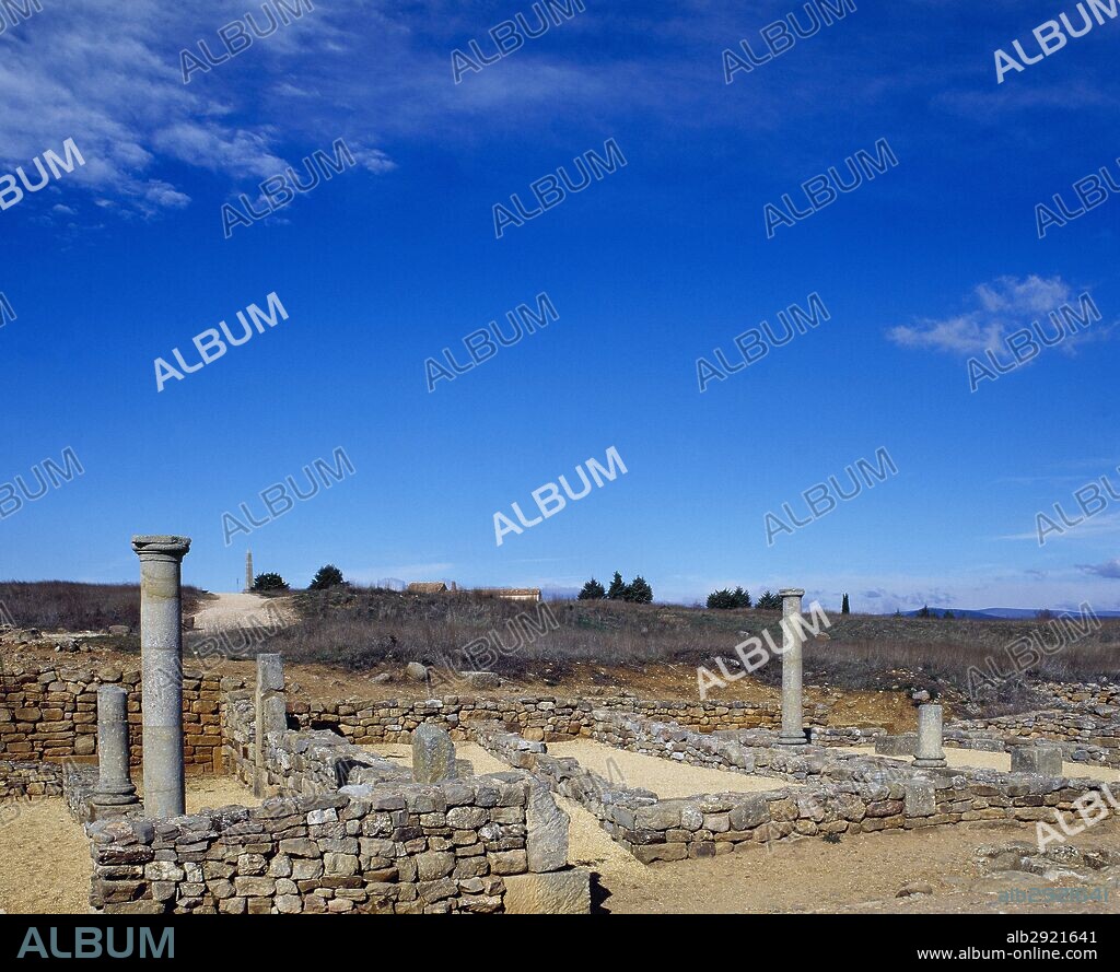 NUMANCIA. Antigua ciudad celtibérica, conquistada por los romanos en el 133 a. C. Panorámica de las ruinas de las CASAS PORTICADAS. GARRAY. Provincia de Soria. Castilla-León. España.