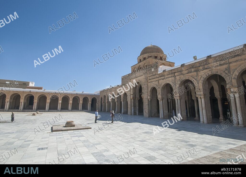 Gran Mezquita de Kairuán o mezquita de Uqba. Santuario más antiguo del occidente musulmán. Construida por Uqba ibn Nafi en 670 (el año 50 según el calendario islámico). Cuarto lugar sagrado para los musulmanes después de La Meca.