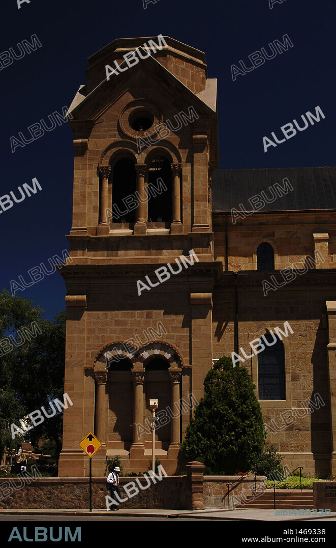 ESTADOS UNIDOS. SANTA FE. Vista parcial de la CATEDRAL DE SAN FRANCISCO DE ASIS (siglo XIX). Estado de Nuevo México.
