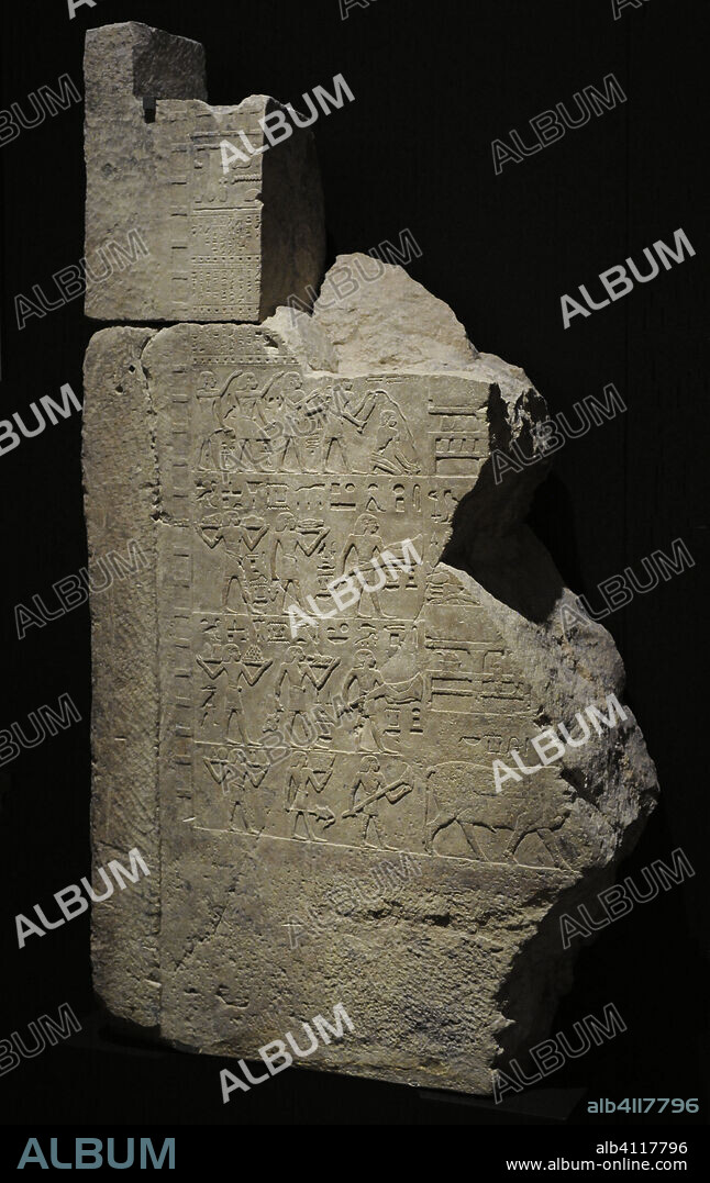 Fragmento de pared de la tumba de Satbahetep y Neferkhau. En la parte superior se muestra la lista de alimentos para la ofrenda. En el primer registro, una procesión de sacerdotes funerarios, entre los que destaca Sem, un sacerdote lector, ofrecen incienso y una libación. En la parte inferior, porteadores llevando ofrendas hacia las mesas de Neferkhau y Satbahetep. 2100-1940 a.C. Piedra caliza. Necrópolis del Primer Periodo Intermedio-comienzos del Reino Medio. Heracleópolis Magna (Ehnasya el-Medina). Alto Egipto. Museo Arqueológico Nacional. Madrid. España.