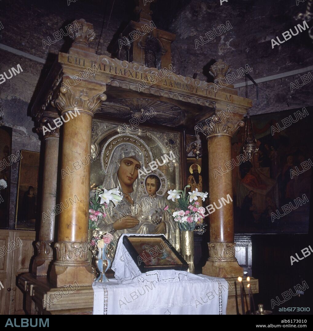 INTERIOR-ALTAR CON ICONO DE LA VIRGEN CON EL NIÑO-IGLESIA CONTROLADA POR ORTODOXOS.