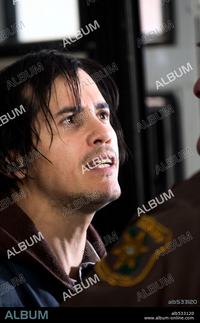 JOHN LEGUIZAMO en ASALTO AL DISTRITO 13, 2005 (ASSAULT ON PRECINCT 13), dirigida por JEAN-FRANCOIS RICHET. Copyright ROGUE PICTURES.