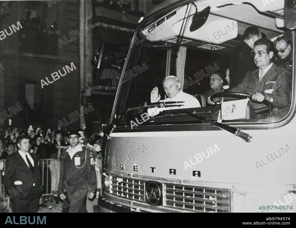 November 4, 1982. Pope's visit to Granada, on an Alsina Graells bus.