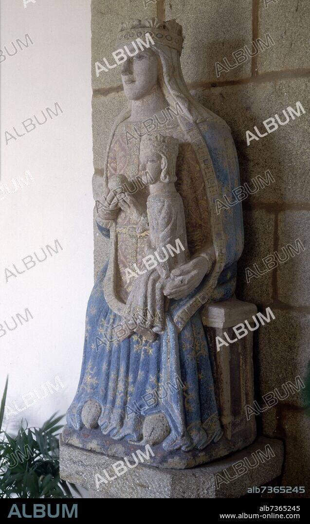 ESCULTURA ROMANICA DE VIRGEN CON NIÑO EN EL PORTICO INTERIOR.