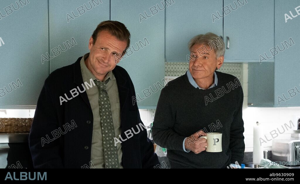 HARRISON FORD y JASON SEGEL en TERAPIA SIN FILTRO, 2023 (SHRINKING), dirigida por JAMES PONSOLDT. Copyright WARNER BROS. TELEVISION.