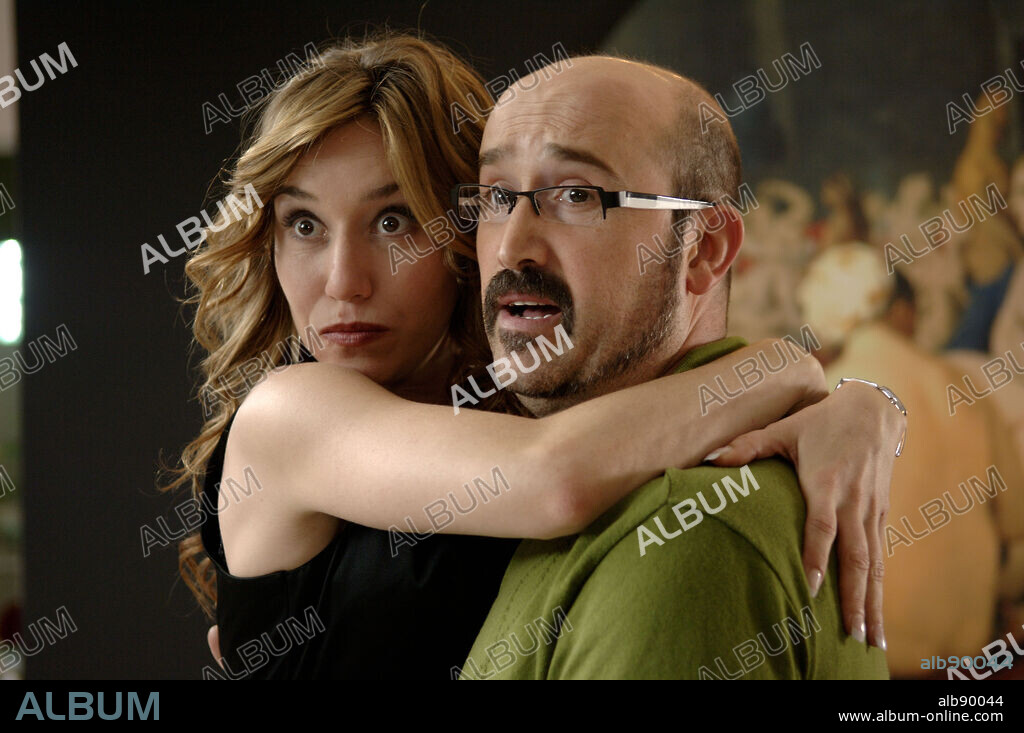 JAVIER CAMARA y LOLA DUEÑAS en FUERA DE CARTA, 2008, dirigida por NACHO G. VELILLA. Copyright ENSUEÑO FILMS / HARO, JOSE.