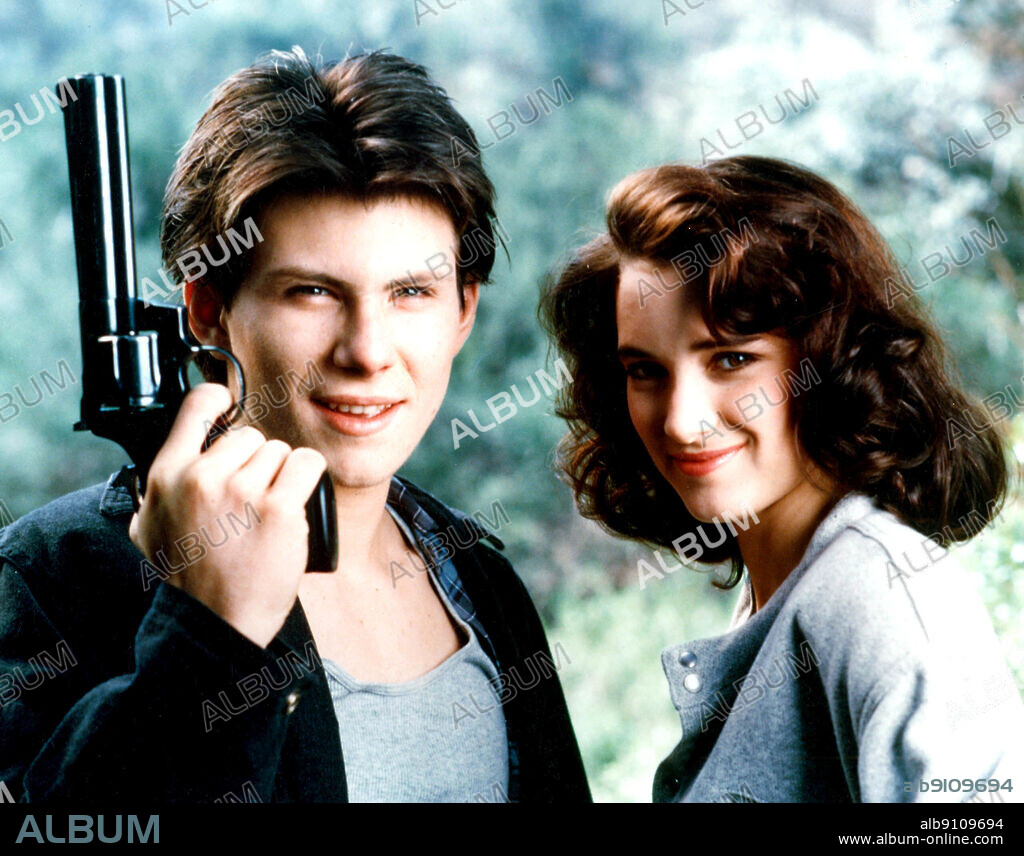 CHRISTIAN SLATER y WINONA RYDER en HEATHERS, ESCUELA DE JOVENES ASESINOS, 1989 (HEATHERS), dirigida por MICHAEL LEHMANN. Copyright CINEMARQUE-NEW WORLD.
