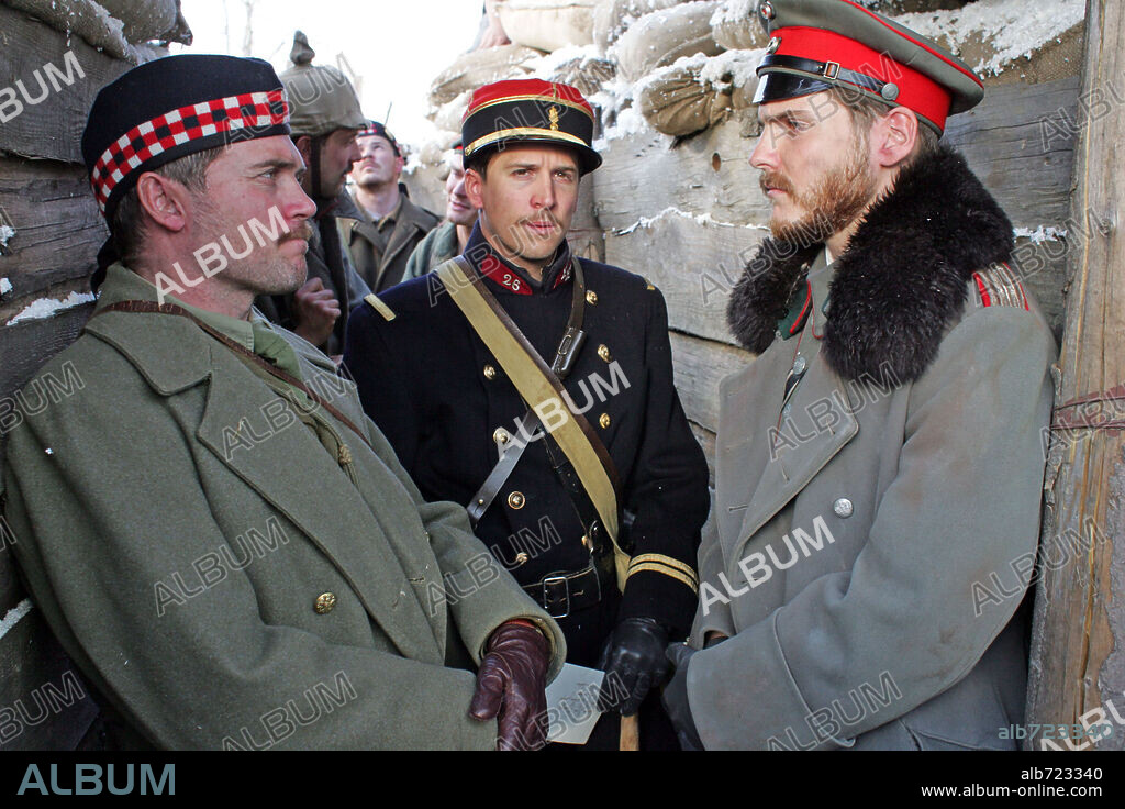 DANIEL BRUEHL, GUILLAUME CANET y ALEX FERNS. ALEX FERNS, DANIEL BRUHL y GUILLAUME CANET en FELIZ NAVIDAD, 2005 (JOYEUX NOËL), dirigida por CHRISTIAN CARION. Copyright UGC FILMS.