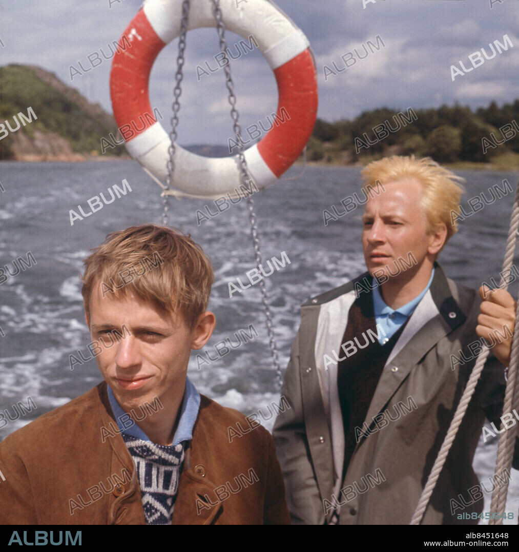 LYSEKIL 1964-07.. FARLIG KURS Ungdomsserie i fem delar av Finn Havrevold i regi av Lasse Sarri. Sänt första gången 1965-03-14. Göran - Jan Tiselius Ulf - Ingvar Hirdwall Båtfärder Frälsarkransar Segling CD536 persons: JAN TISELIUS;INGVAR HIRDWALL sites: SVERIGE;LYSEKIL.