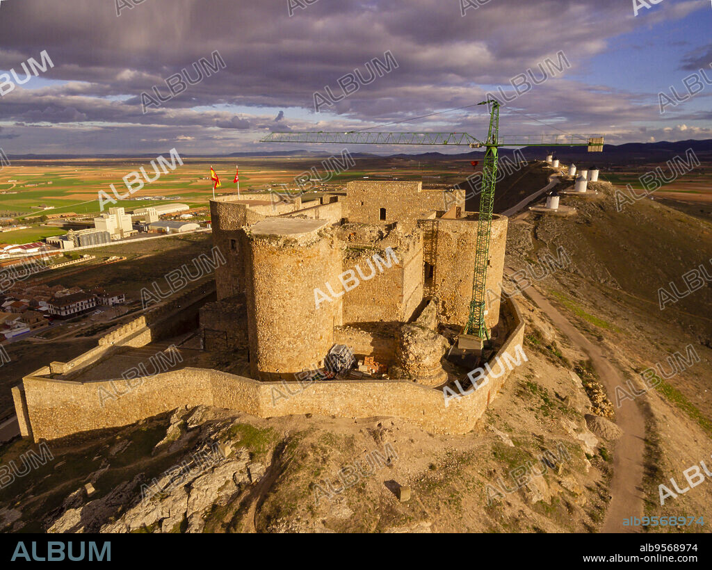 molinos de Consuegra con el castillo de la Muela al fondo, cerro Calderico, Consuegra, provincia de Toledo, Castilla-La Mancha, Spain.