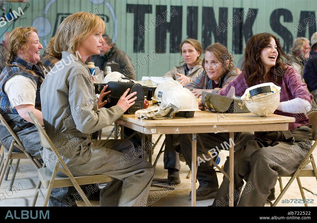 CHARLIZE THERON, FRANCES McDORMAND, JILLIAN ARMENANTE, MICHELLE MONAGHAN und RUSTY SCHWIMMER in NORTH COUNTRY, 2005, unter der Regie von NIKI CARO. Copyright WARNER BROS. / FOREMAN, RICHARD.