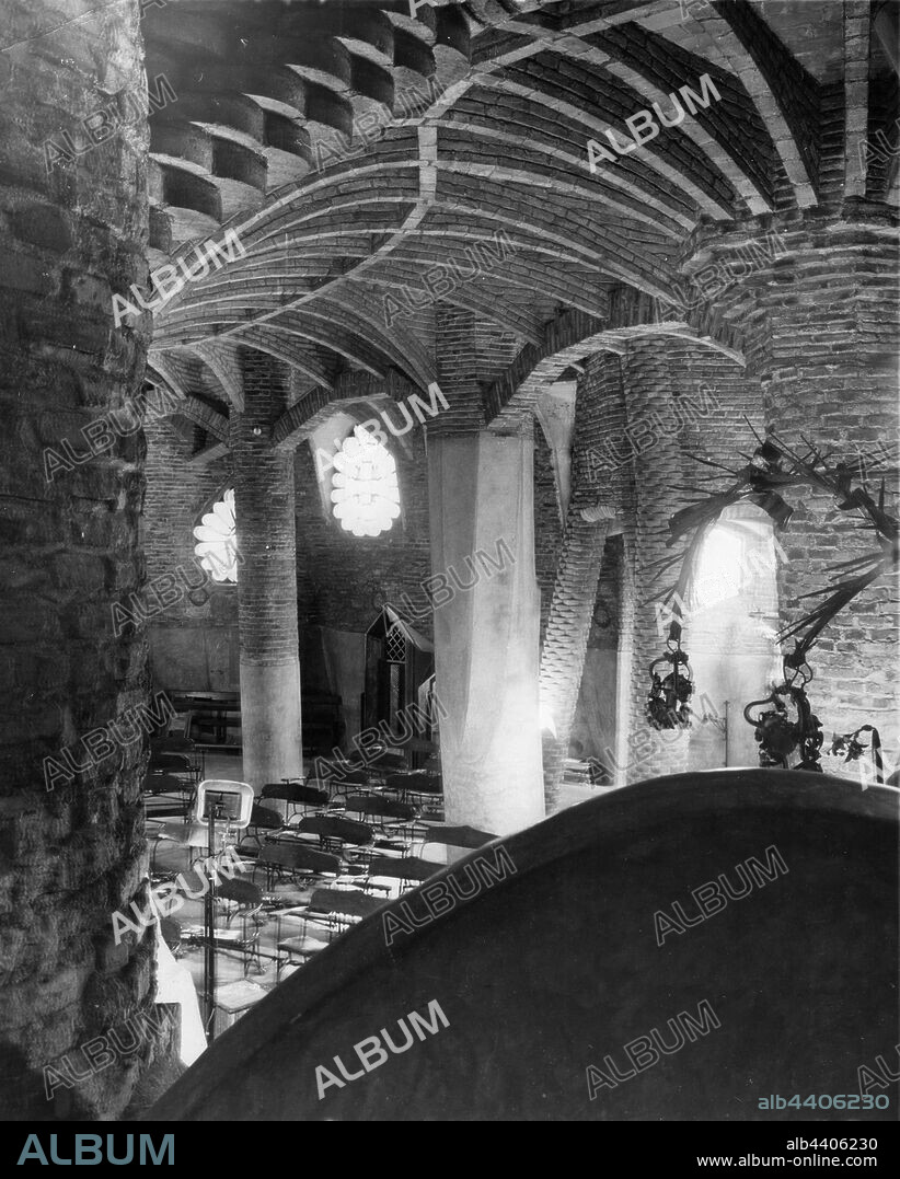 Cripta de la  Colonia Güell, Antoni Gaudí, Colonia industrial situada en el término municipal de Santa Coloma de Cervelló, Barcelona, hacia 1939.
