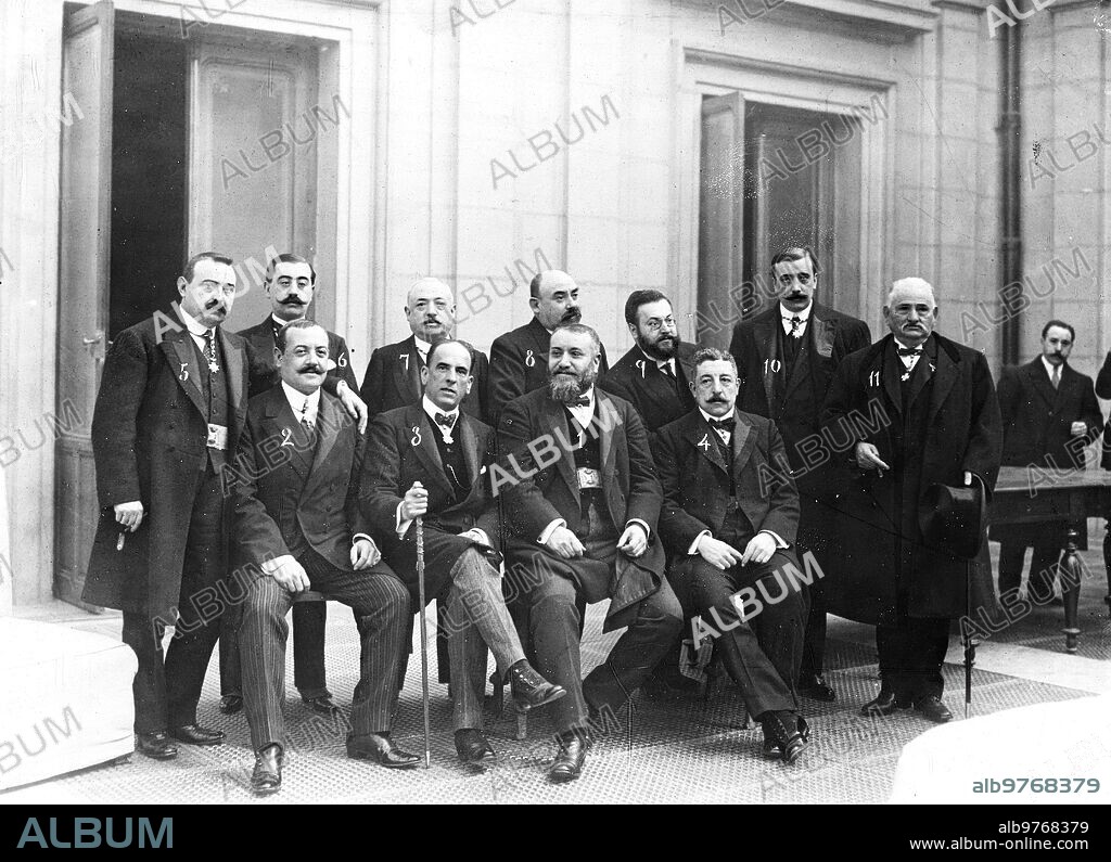 1912. New Deputy Mayor of Madrid. The Mayor President, Mr. José Francos Rodríguez (1), accompanied by the Lieutenants Mr. Pedro Vicente Buendía (2), from the Congressional district; Mr. Francisco García Molinas (3), from the Hospicio; Mr. Juan de Ortueta (4), Buenavista; Mr. Lázaro Martín Pindado (5), Center; Mr. Luis Gayo (6), Chamberi; Mr. Enrique Fraile (7), Latina; D. Juan de Dios Raboso (8); Hospital; Mr. Baldomero Argente (9), Inclusa; Mr. Andrés Aragón (10), palace and Mr. Felipe González Rojas (11), University.
