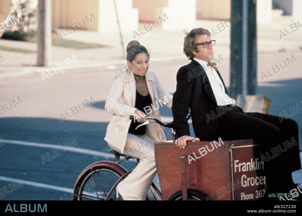 BARBRA STREISAND y RYAN O'NEAL en QUE ME PASA, DOCTOR?, 1972 (WHAT'S UP DOC?), dirigida por PETER BOGDANOVICH. Copyright WARNER BROTHERS.