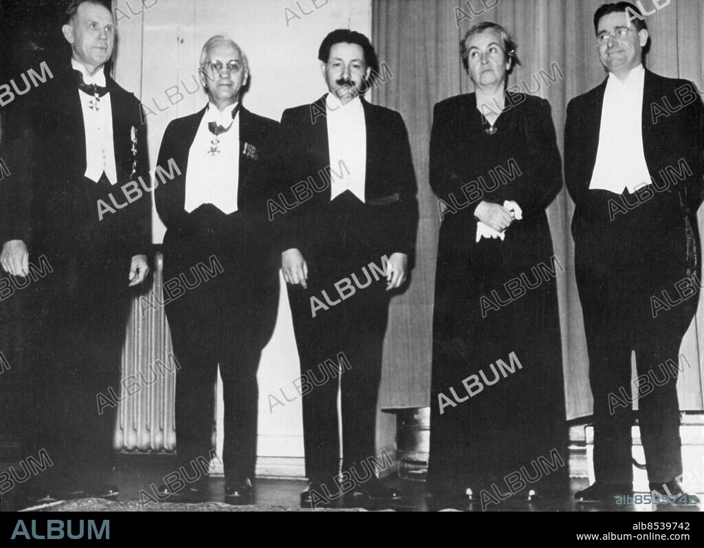 Orig. bildtext... NOBELFESTEN I STOCKHOLM. Årets närvarande nobelpristagare fr.v. A. Vitanen, A. Fleming, E. Chain, G. Mistral och H. Florey. Anm. CD114 A. Virtanen, nobelpriseti kemi 1945 A. Fleming, E.B. Chain och H. Florey, nobelpriset i medicin 1945 G. Mistral, nobelpriset i litteratur 1945 Författare persons: Alexander Fleming ;Artturi Virtanen ;Ernst Boris Chain ;Gabriela Mistral ;Howard Florey sites: CHILE* ;FINLAND* ;STORBRITANNIEN* ;SVERIGE ;STOCKHOLM.