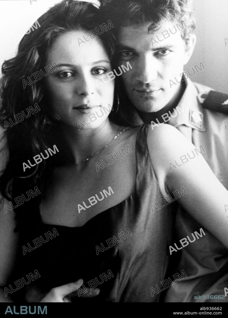 AITANA SANCHEZ-GIJON y ANTONIO BANDERAS en BAJARSE AL MORO, 1989, dirigida por FERNANDO COLOMO. Copyright LOLAFILMS.