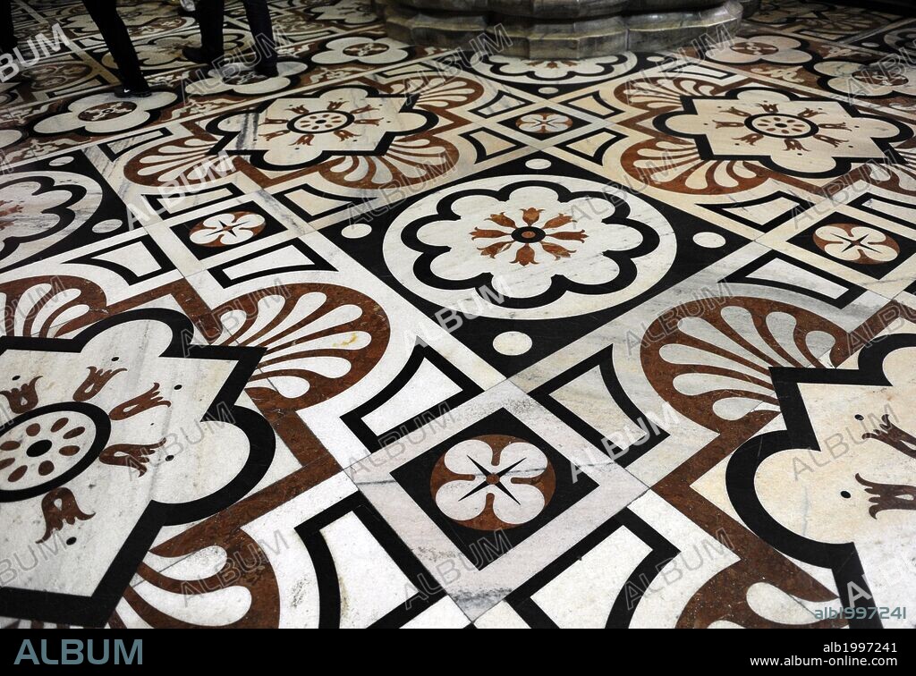 ARTE. S. XVI. ITALIA. CATEDRAL DE MILAN. Detalle de los mosaicos en mármol policromado procedentes de Candoglia, que decoran el pavimento del interior del templo. El diseño se remonta al siglo 16, y es una obra de Pellegrino Tibaldi. Las obras de pavimentación, sin embargo, se completaron en el siglo xx. Región de la Lombardia. Europa.
