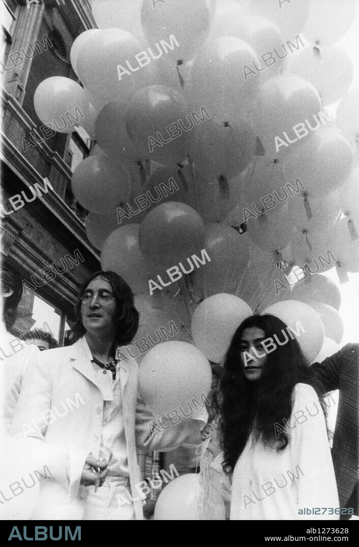 Jan 01, 1969 - London, England, UK - YOKO ONO und JOHN LENNON, at the an opening of Lennon's exhibit. Knowing their March 20, 1969 marriage would be a huge press event, John and Yoko decided to use the publicity to promote world peace. Lennon and Ono often combined advocacy with performance art, as in their "Bagism" introduced during a Vienna press conference. Lennon detailed this period in the Beatles' song "The Ballad of John and Yoko". (Credit Image: © Keystone Pictures/ZUMA Press) RESTRICTIONS: * Germany Rights OUT *. 1969