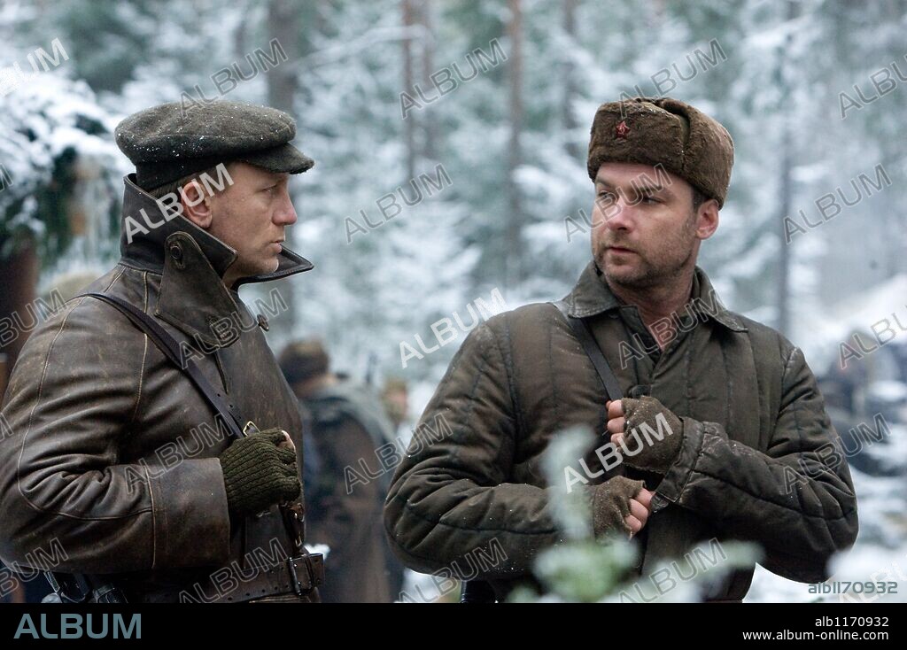 DANIEL CRAIG und LIEV SCHREIBER in DEFIANCE, 2008, unter der Regie von EDWARD ZWICK. Copyright BEDFORD FALLS COMPANY, THE/GROSVENOR PARK PROD./PISTACHIO P.