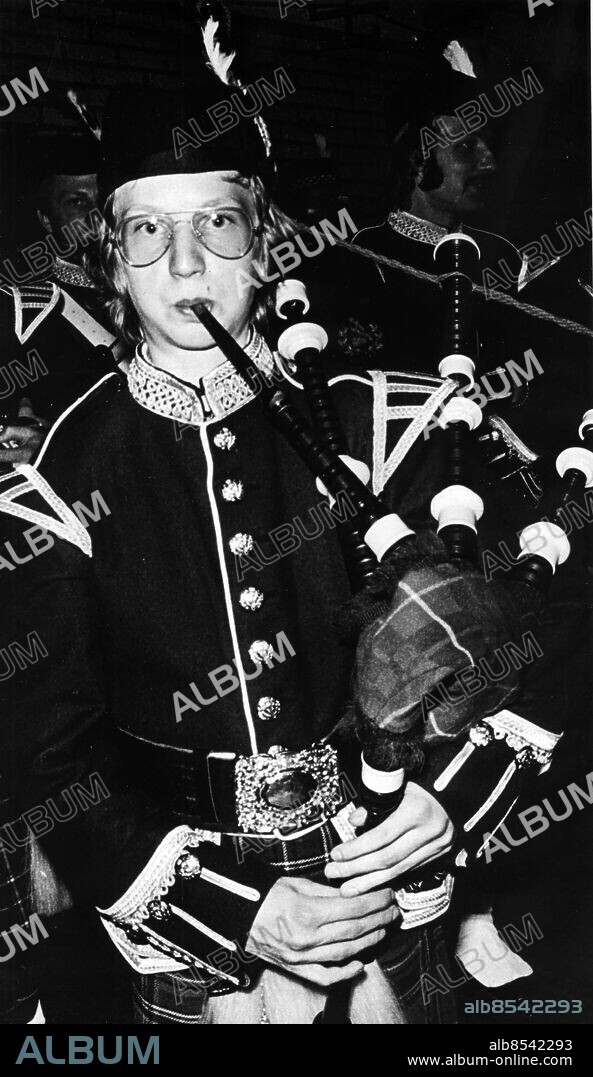 GÖTEBORG 1977-09-24.. Jörgen Fischer, 16 år från Malmö, gillar att spela säckpipa - han ingår i Gothenburg City Pipe Band. *** Local Caption *** GP Foto: Walter Hedén / Kamerareportage / TT / Kod: 2524.