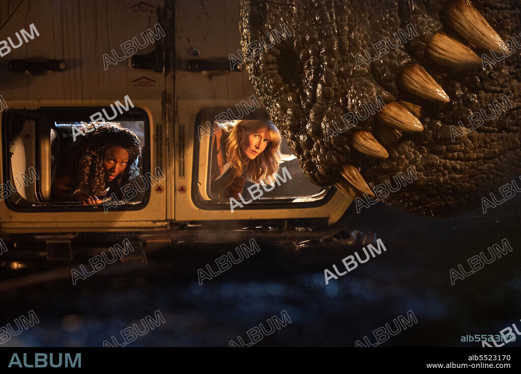 DEWANDA WISE and LAURA DERN in JURASSIC WORLD: DOMINION, 2022, directed by COLIN TREVORROW. Copyright Amblin Entertainment / Universal Pictures / Perfect World Pictures.