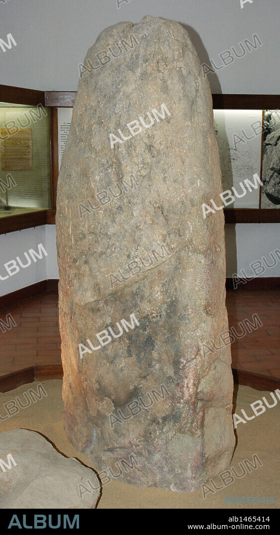 ARTE PREHISTORICO. NEOLITICO. PORTUGAL. MENHIR DE PIEDRA LONGA (Neolítico final-Calcolítico inicial). Museo Arqueológico. Montemor-o-Novo.
