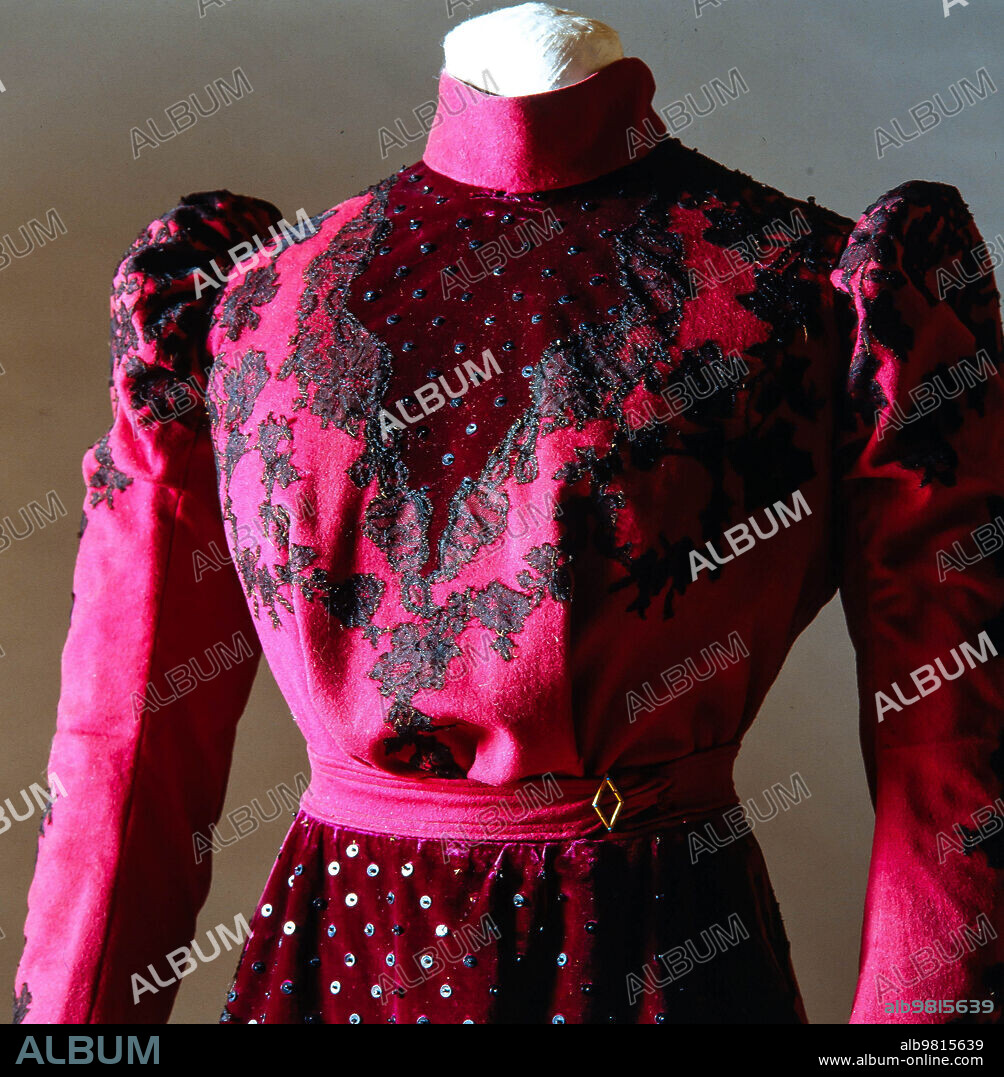Vestido femenino de tarde diseñado por Carolina Montagne Roux, siglo XIX. Museu Textil i d'Indumentaria de Barcelona.