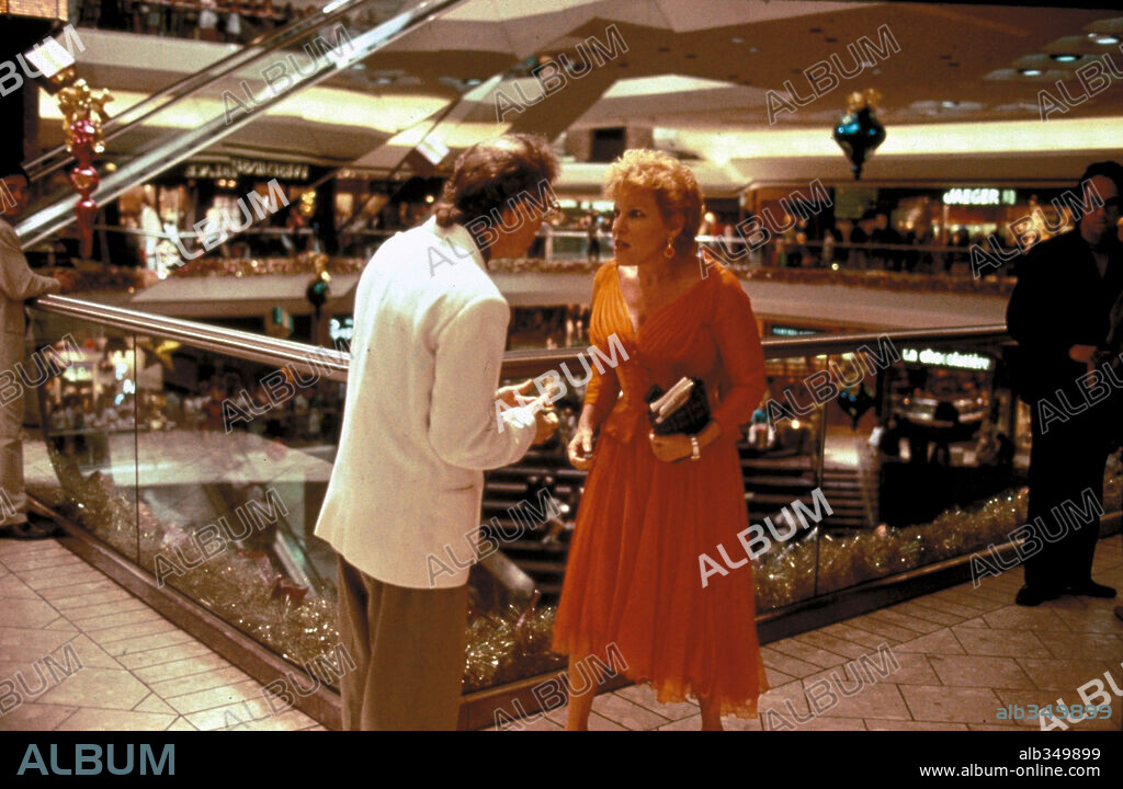 BETTE MIDLER and WOODY ALLEN in SCENES FROM A MALL, 1991, directed by PAUL MAZURSKY. Copyright TOUCHSTONE PICTURES.