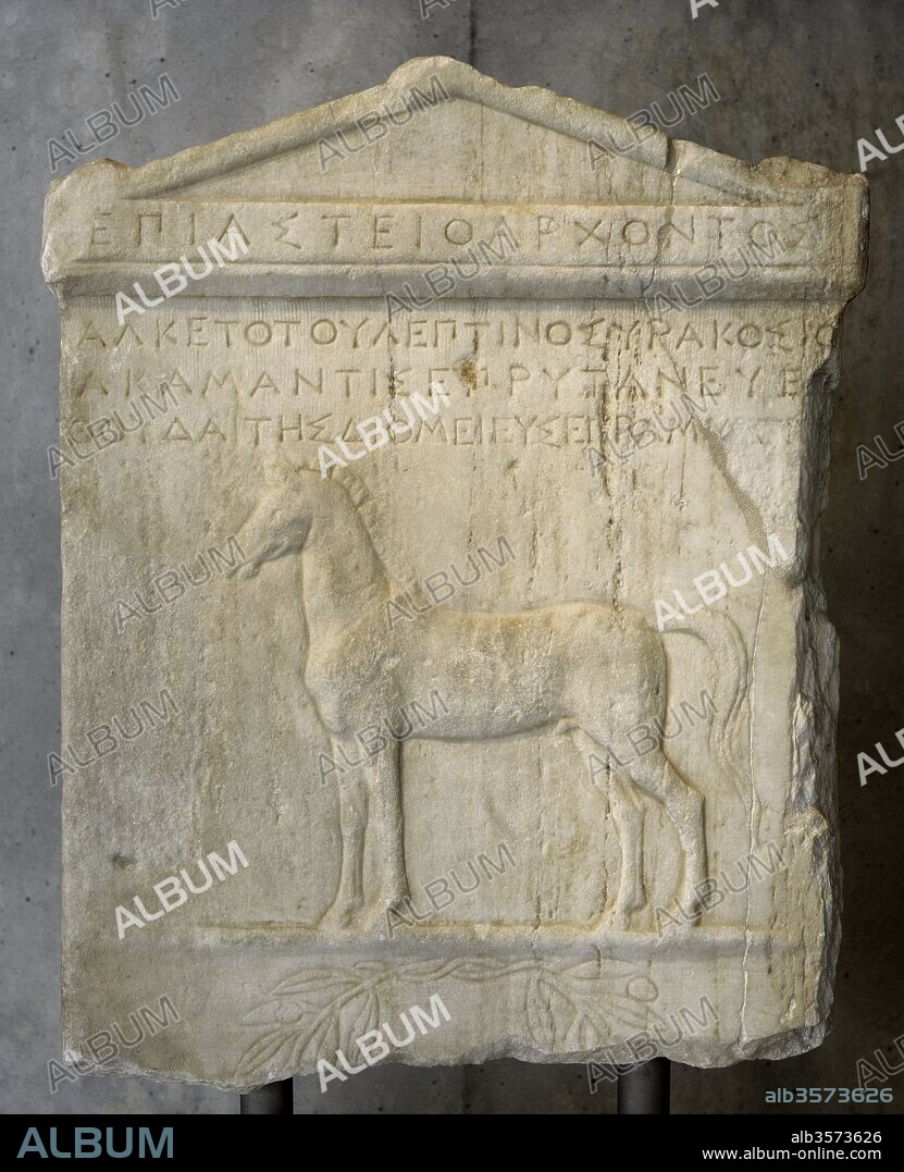 Arte griego. Decreto honorífico para Alcetas, rey de Molosia de Epiro. Los atenienses honran a Alketas por la ayuda que les brindó durante su expedición militar a Corcira en 373/2 A. C. La representación en el relieve, un caballo y una corona de olivo posiblemente esté asociada con la victoria ecuestre de Alketas. 373-372 a. C. Museo de la Acrópolis (Acropolis Museum). Atenas. Grecia.