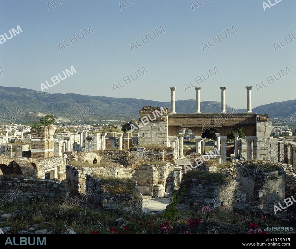 ARTE BIZANTINO. TURQUIA. BASILICA DE SAN JUAN EVANGELISTA (siglo VI). Construída bajo el reinado de Justiniano, en el lugar de una pequeña iglesia situada alrededor de la tumba del apóstol. Fue transformada en mezquita en 1330 y arrasada por completo cuando Tamerlán conquistó la ciudad en 1402. EFESO (SELÇUK) .