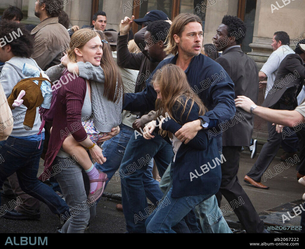 BRAD PITT and MIREILLE ENOS in WORLD WAR Z, 2013, directed by MARC FORSTER. Copyright PLAN B ENTERTAINMENT.
