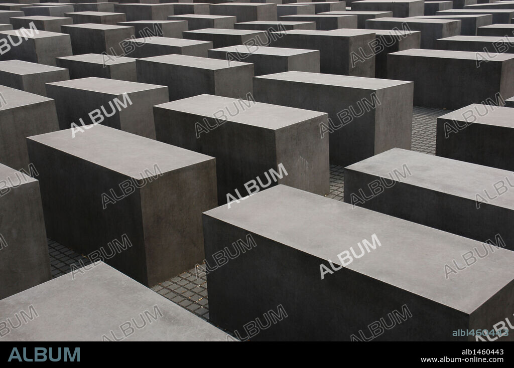 ARTE S. XX. ESTADOS UNIDOS. PETER EISENMAN (n.1932). Arquitecto estadounidense. "BERLIN HOLOCAUST MEMORIAL" (2003-2004). Monumento en memoria de las víctimas del holocausto en la Segunda Guerra Mundial. BERLIN. Alemania.