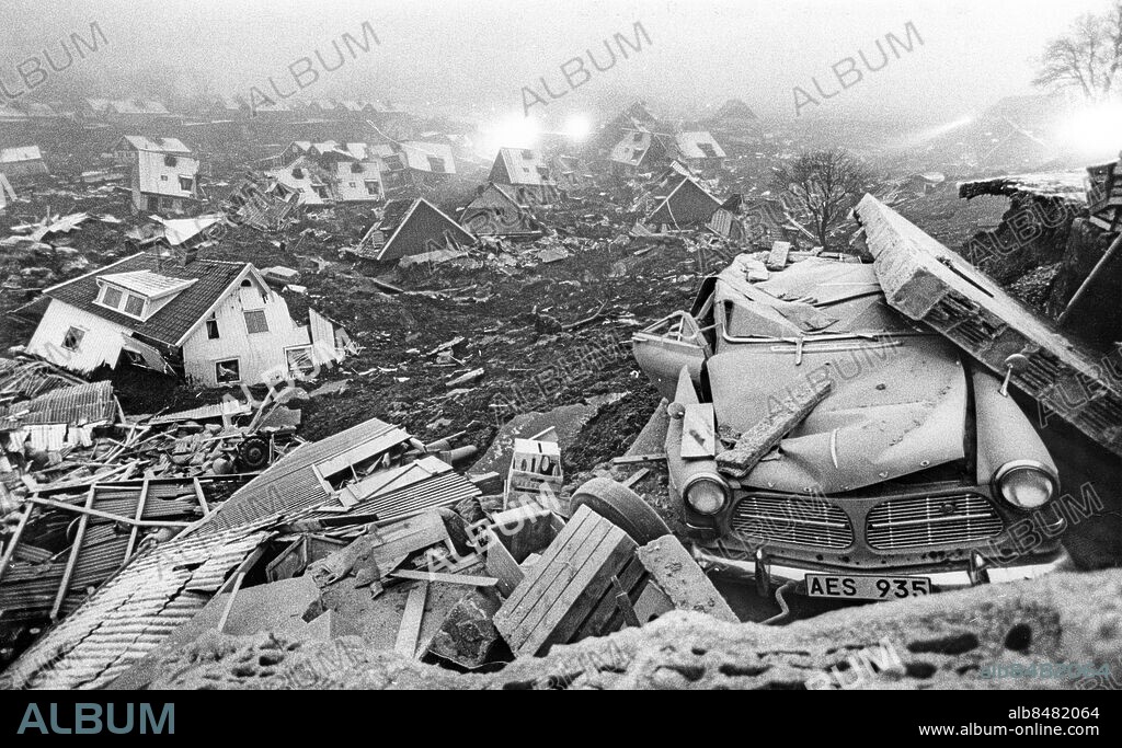 TUVE 1977-12-01. Husruiner och illa tilltygade bilar bland rasmassorna dagen efter det kraftiga jordskred som drabbade villa- och radhusområdet i Tuve på Hisingen i Göteborg 30:e november 1977 där nio personer omkom och ett åttiotal skadades i rasmassorna. Omkring 700 personer blev hemlösa då ett sextiotal hus förstördes.. Foto: Lasse Jansson / EXP / TT / Kod: 22. **AFTONBLADET OCH BAROMETERN OUT**.