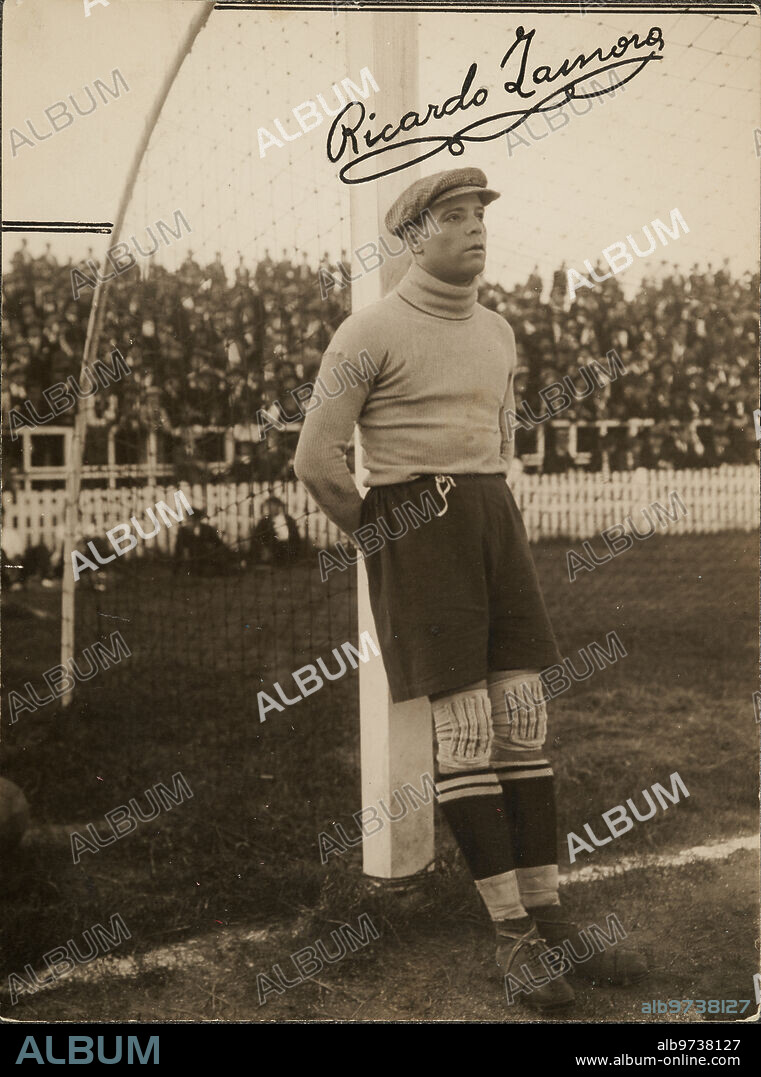 1930. Ricardo Zamora apoyado en el palo de la portería.