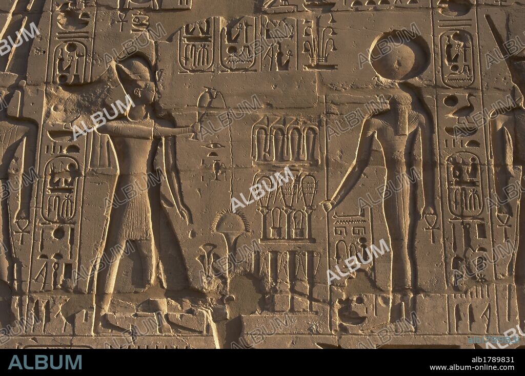 ARTE EGIPCIO. EGIPTO. Relieve con la representación del faraón RAMSES II realizando LIBACIONES (ofrendas líquidas) a un Diós. Generalmente la libación era de agua, como signo de purificación, de leche o vino de dátil. XIX Dinastía. Imperio Nuevo. Templo de Karnak. Noroeste de Luxor. Egipto.