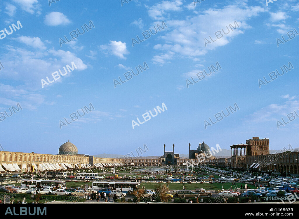 REPUBLICA ISLAMICA DE IRAN. ISFAHAN. Panorámica de la PLAZA DEL IMAN JOMEINI (MEYDAN EMAN KHOMEINI). Construída en 1612 por orden del Sha Abbas I. S. XVII. En ella se encuentran la Mezquita del Sha Ikn Lotfollah, la Mezquita del Iman, el Palacio de Ali Qapur y el Bazar. En 1979 fue declarada Patrimonio de la Humanidad por la Unesco.