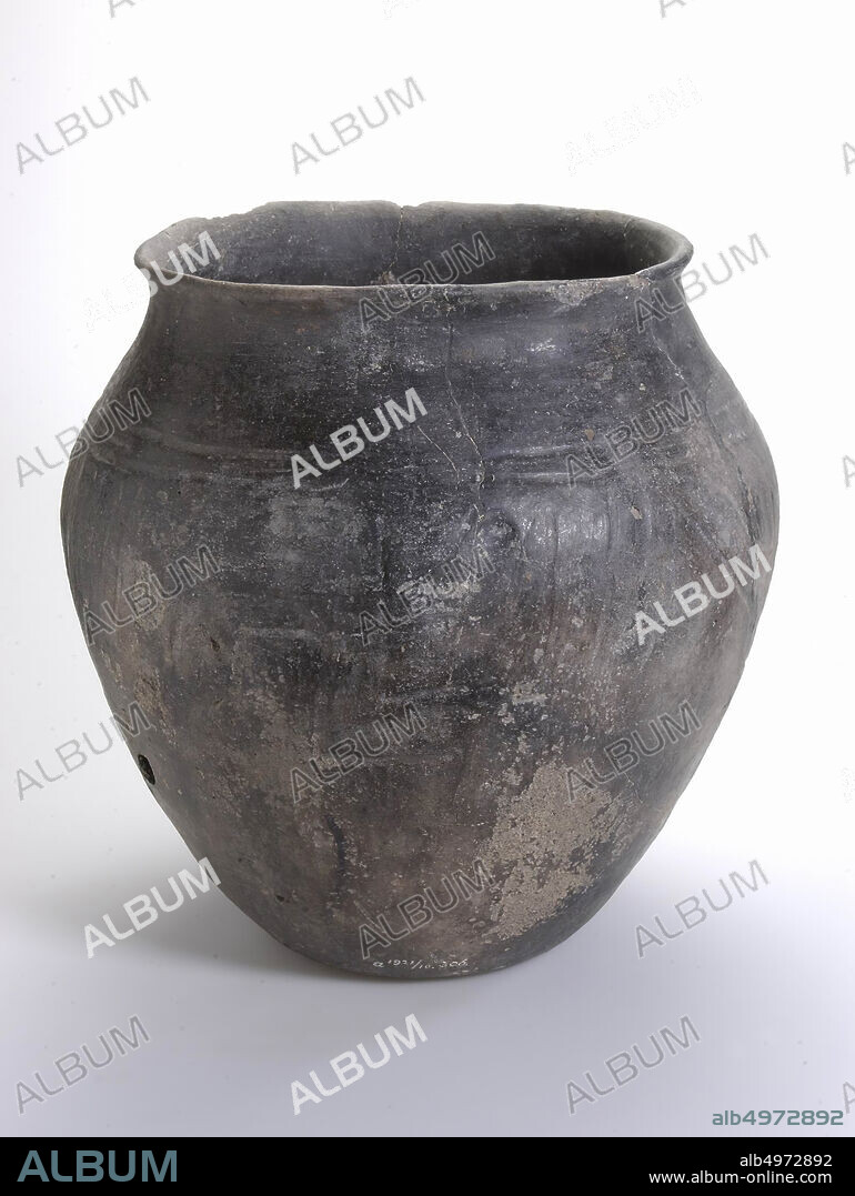 Large urn with black polished surface, decorated with the swastika or swastika motif. Old bondings and additions, chips from the edge, loose chips in the pot, pot, storage pot, earthenware (Saxon), h: 31.6 cm, diam: 30.6 cm, vmeb 400-500 AD, Netherlands, Friesland , Ferwerderadiel, Ferwerd, mound.