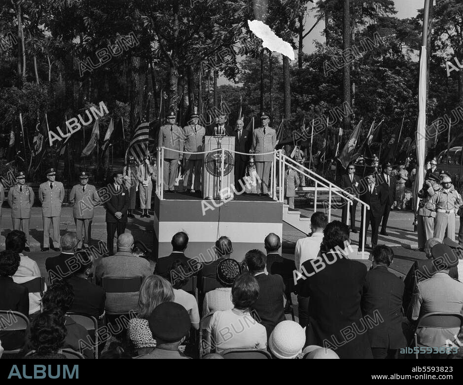Berlin, 26. Juni 1963. Staatsbesuch des Präsidenten der USA, John F. Kennedy, Rede vor dem US-Headquarter für Amerikaner: v. l. n. r. General F.O.Hartel, Major G.C.Clifton, Ambassador Mc Ghee, General Lucius Clay, Major General J.H.Polk. Foto, 26.6.1963.