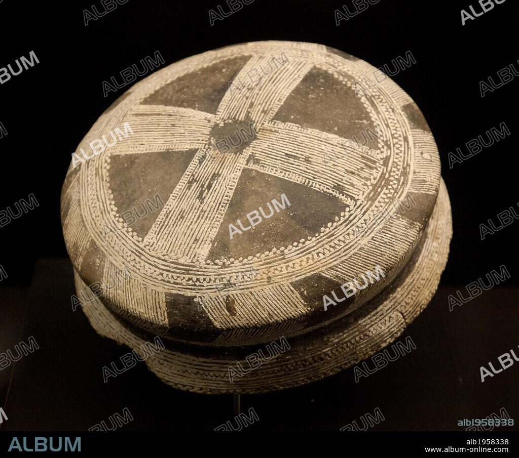 ARTE PREHISTORICO. EDAD METALES. ESPAÑA. CULTURA DEL VASO CAMPANIFORME (finales del tercer milenio e inicios del segundo a. C., durante la primera Edad del Bronce). CAZUELA CAMPANIFORME del tipo de superficie negra y decorada con dibujos geométricos de la zona de CIEMPOZUELOS (Comunidad de Madrid). Museo Arqueológico Nacional. Madrid. España.