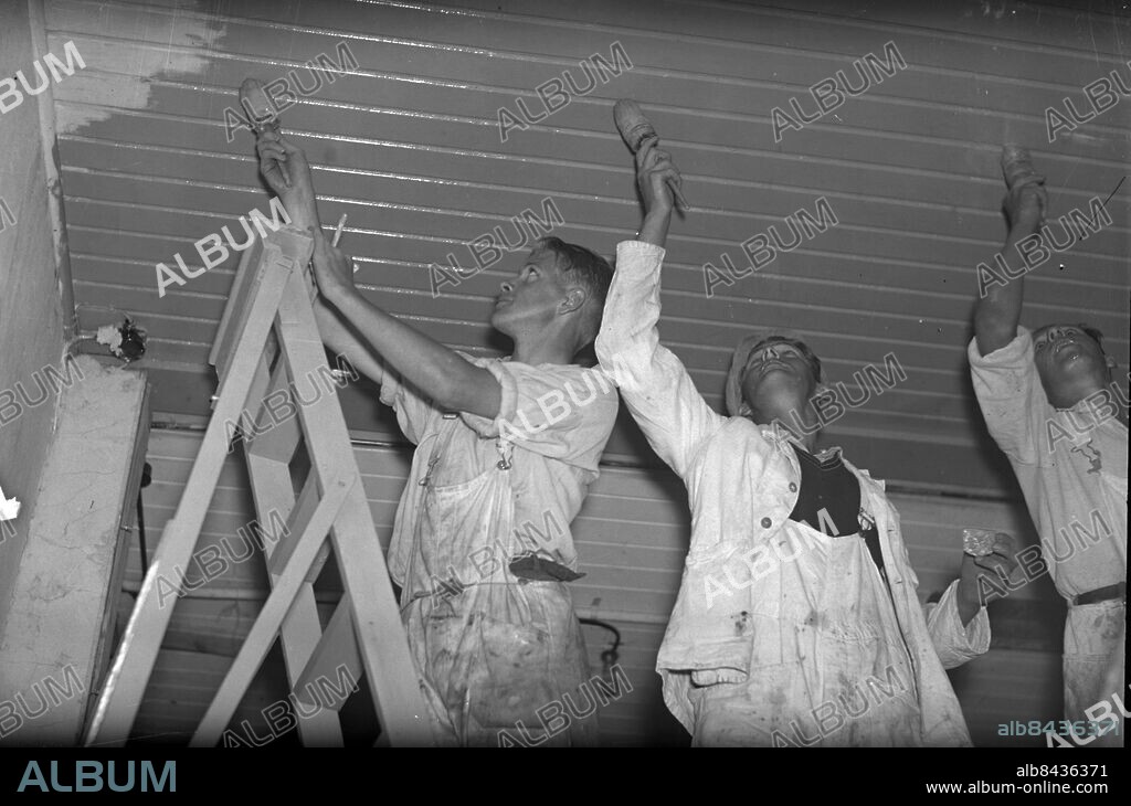 MÖLNDAL 1936-07-20.. Yrkesskolan i Mölndal har startat - här ser vi några käcka pojkar måla ett tak. *** Local Caption *** GT Låda 1936-juli-01 Foto: Kamerareportage / TT / Kod: 2524.