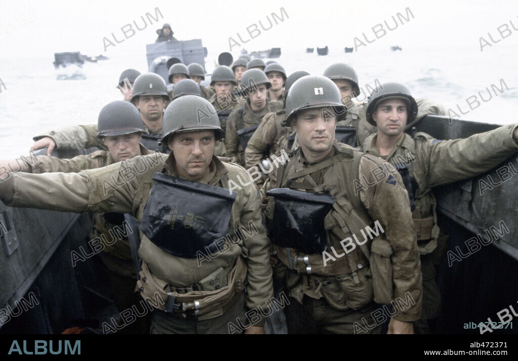 TOM HANKS and TOM SIZEMORE in SAVING PRIVATE RYAN, 1998, directed by STEVEN SPIELBERG. Copyright DREAMWORKS.