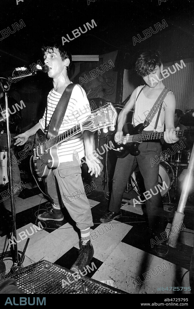 Manu CHAO et la MANO NEGRA en concert a Paris, vers 1990. Derriere lui le bassiste Jo (Joseph) Dahan. Photo Francis CAMPIGLIA/Kharbine Tapabor.
