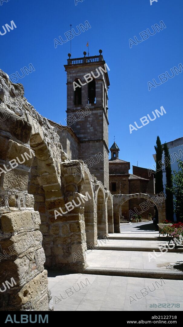 CATALUÑA. ANGLESOLA. Vista de una calle de la población con las ruinas de antiguas edificaciones junto a la Iglesia de San Pablo de Narbona. Comarca de l'Urgell. Provincia de LLeida.