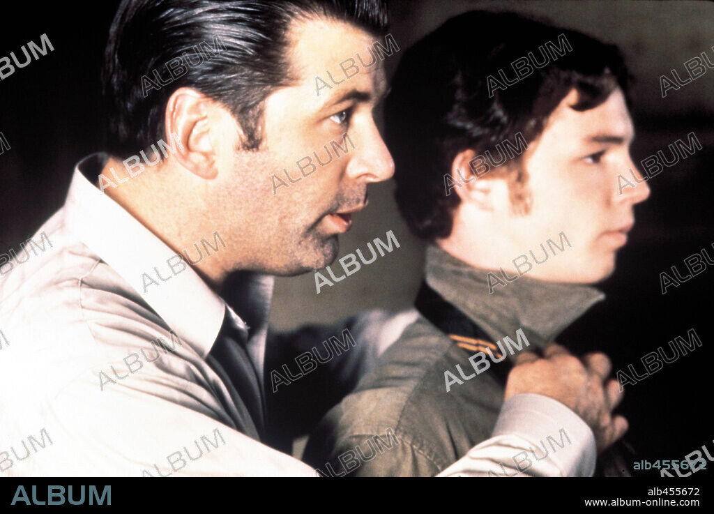 ALEC BALDWIN y SHAWN HATOSY en NO PUEDO PERDERME POR ALGO TAN TONTO COMO EL SEXO, 1999 (OUTSIDE PROVIDENCE), dirigida por MICHAEL CORRENTE. Copyright MIRAMAX / SUTHERLAND, NOEL.