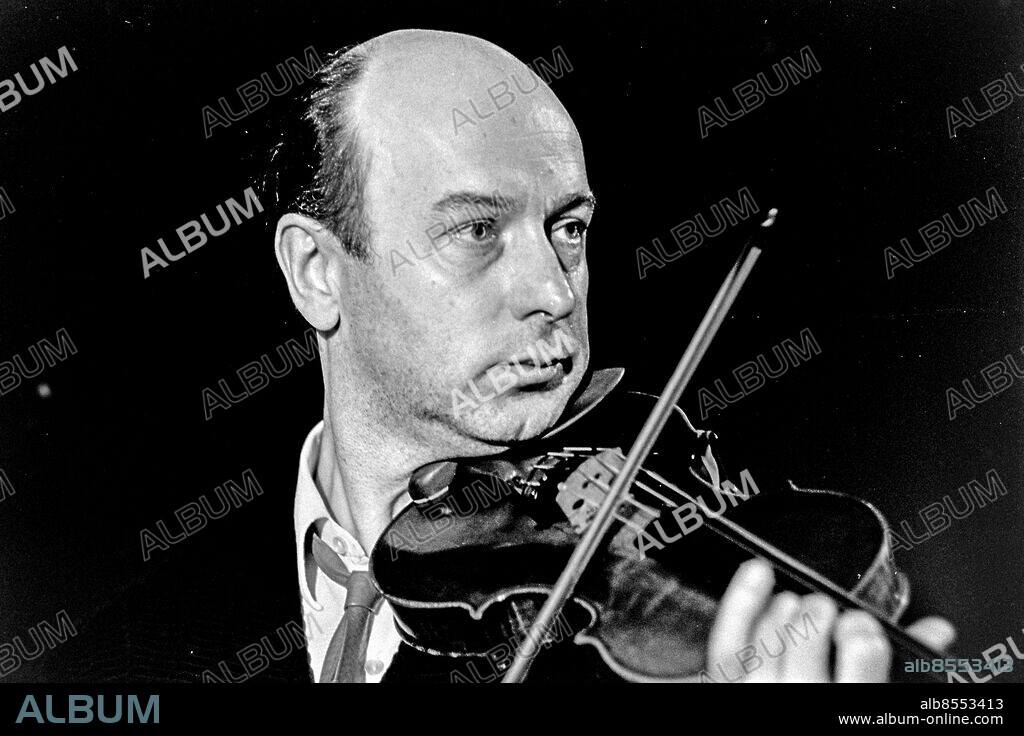 1967-05.. LEK MED LILLAN. MUSIKALISKT INTERMEZZO.. Producent: Lars Egler. Presentatör: Bo Teddy Ladberg. Medverkande: Sven-Erik Bäck, tonsättare och violinist, samt Eric Ericson, dirigent och körpedagog.. Sänt första gången 1967-12-24.. Här ses Sven-Erik Bäck med sin fiol.. Foto: Bo-Aje Mellin / RiR / SVT / Kod: 5600. Reportage publ. i RiR 22/67 sid. 20-21 inför två radioprogram.. RiR 18569 sv/v neg  . Fioler.
